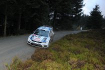 Wales: Ogier loopt verder uit. Crashes voor Kubica en Hirvonen