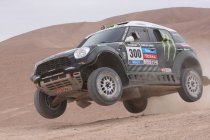 Etappe 10: Sainz out na crash - Peterhansel in het spoor van Roma