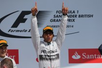 Groot-Brittannië: Hamilton wint voor thuispubliek na opgave Rosberg