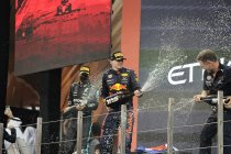 Abu Dhabi: Verstappen haalt Hamilton in laatste ronde in en wint kampioenschap