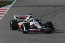 Haas verwijdert de Russische kleuren van de wagen