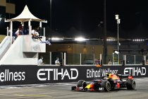 Abu Dhabi: Verstappen wint dominant van Mercedes