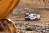 Dakar Rally: Igor Bouwens spoelt de stress weg, maar verslikt zich even in een duin