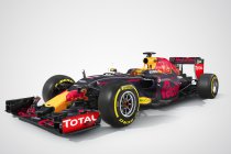Red Bull Racing's nieuwe wagen van onder het doek gehaald in Barcelona (+ Foto's)
