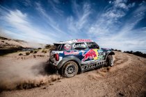Nasser Al-Attiyah schenkt Mini eerste zege – Peugeot kent moeilijke dag